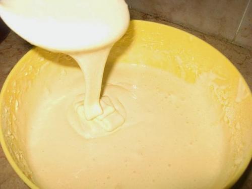 Шарлотка.  Приготовление:  1. 5-6 средних яблок помыла. 02