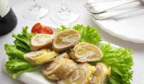 Рулетики из свинины с ананасами и сыром.