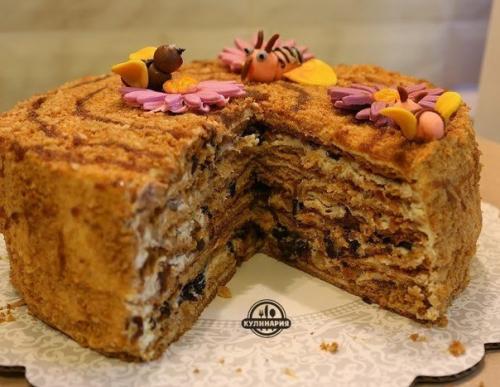 Медовый торт Пчелка с черносливом.