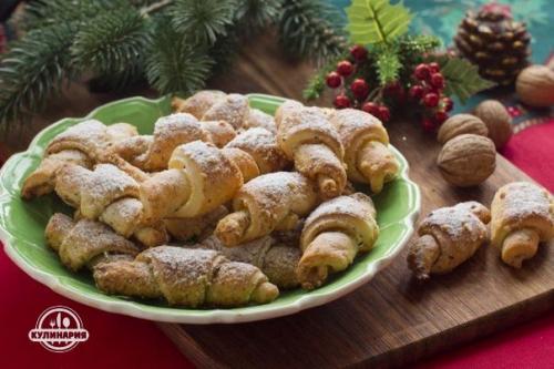 Рогалики с творогом и орехами.