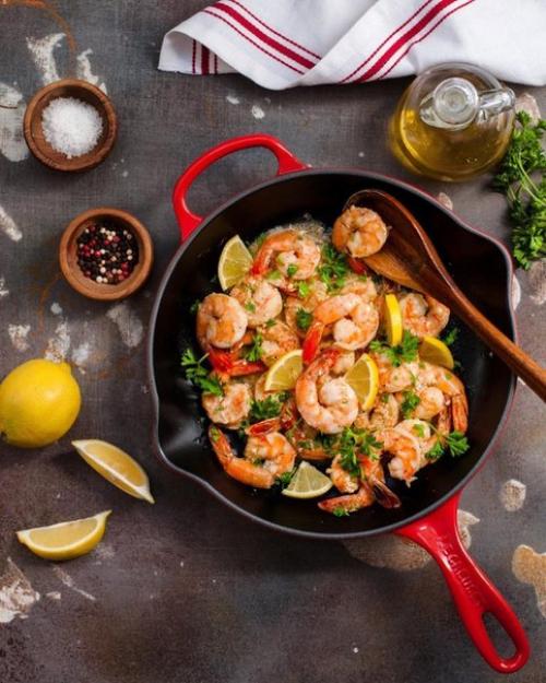 Креветки в чесночном соусе.