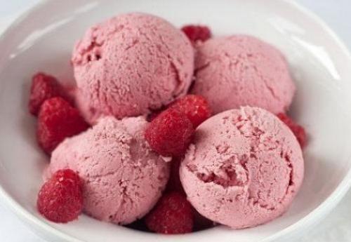 Сливочное малиновое мороженое.