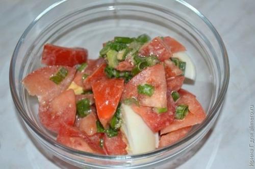 Салат с помидорами, яйцами и зеленым луком. 07