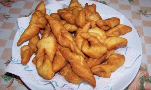 Хворост.  Ингредиенты:  - 4 яйца, - 1 стол.