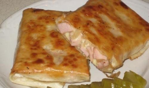Рулет из лаваша с колбасой и сыром.