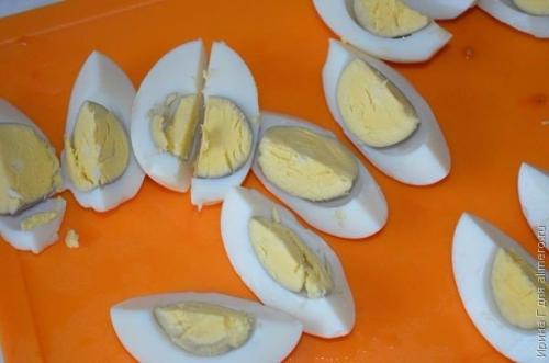 Салат с помидорами, яйцами и зеленым луком. 03