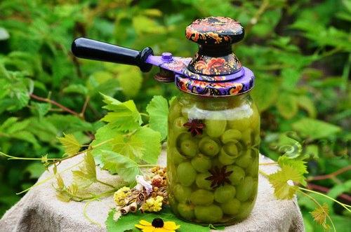 Маринованный виноград.  По этому рецепту получается кисло-сладкий десертный виноград с отчетливым ароматом аниса и с приятным мягкий вкусом.