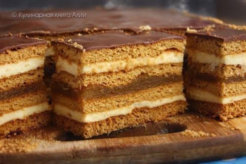 Медовое пирожное с начинкой.