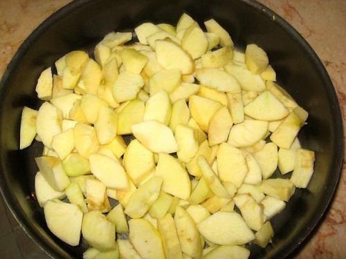 Шарлотка.  Приготовление:  1. 5-6 средних яблок помыла. 01