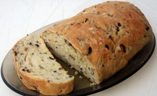 Хлеб с луком и маслинами.