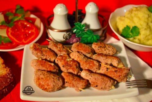 Свиные рулетики с сыром и чесноком.