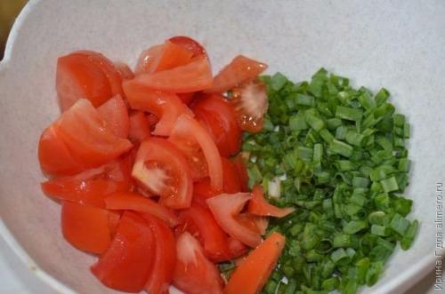 Салат с помидорами, яйцами и зеленым луком. 02