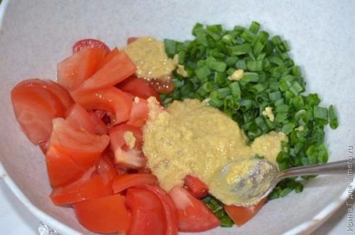 Салат с помидорами, яйцами и зеленым луком. 05