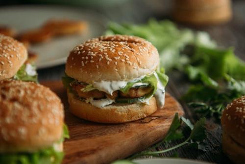 Бургеры с курицей и сметанным соусом.