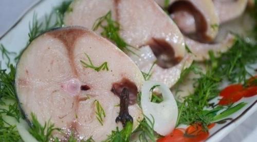 Скумбрия маринованная. Можно, конечно, купить в супермаркете готовую маринованную скумбрию. Скумбрия маринованная. Можно, конечно, купить в супермаркете готовую маринованную скумбрию.