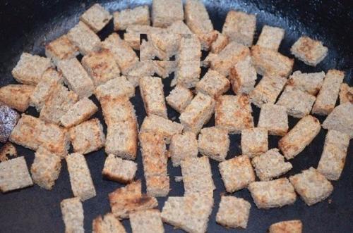Салат с фасолью, сыром и сухариками. 02