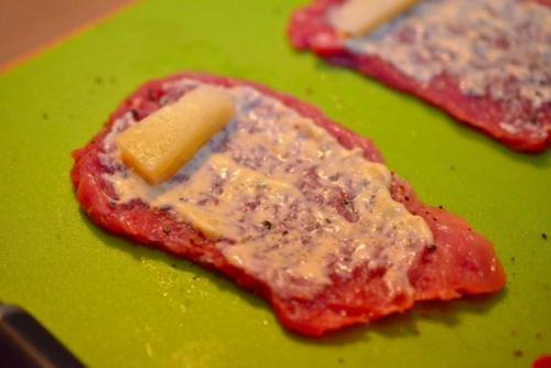 Свиные рулетики с сыром и чесноком. 05