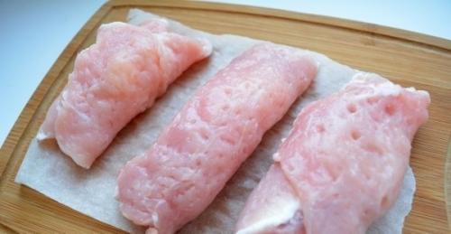 Рулетики из свинины с ананасами и сыром. 05