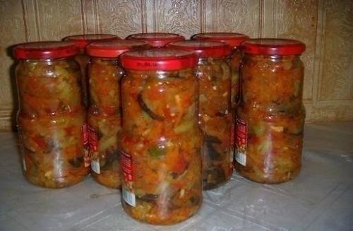 Салат Десятка.  Одна из самых популярных заготовок на зиму в России из-за простоты приготовления и доступности продуктов.