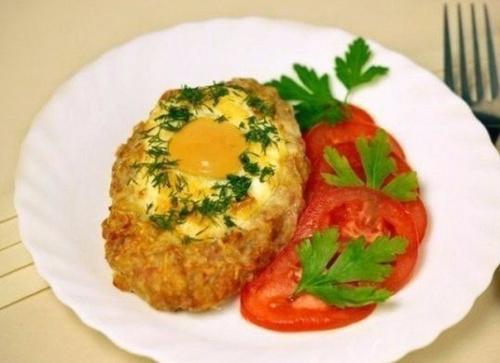 Нежный шницель с яйцом.