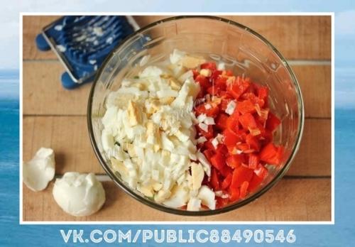 Отличная идея!  Салат Шедевр с курицей и сладким перцем отлично подойдет к новогоднему столу! 03