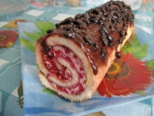 Бисквитный рулет с малиной.