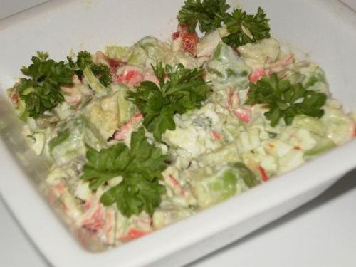 Салат из авокадо с крабовыми палочками.