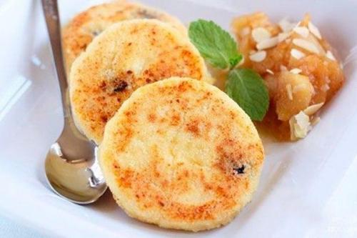 Сырники из творога с манкой.