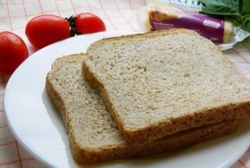 Сендвич капрезе.  Ингредиенты: 01