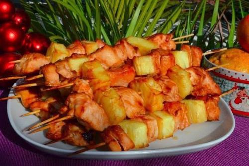 Шашлык из курицы с ананасом.