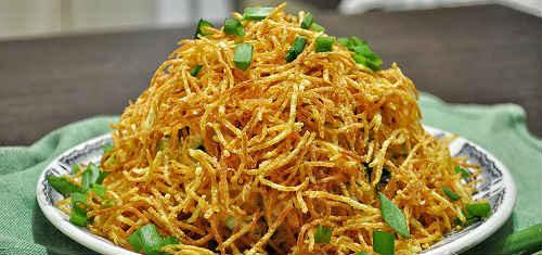 Салат Муравейник с курицей и картофельной соломкой. Салат Муравейник с курицей и картофельной соломкой.