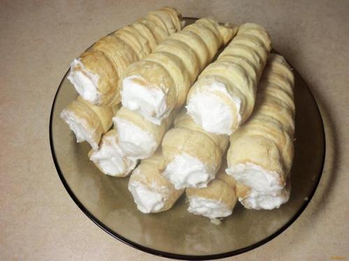 Трубочки с белковым кремом.