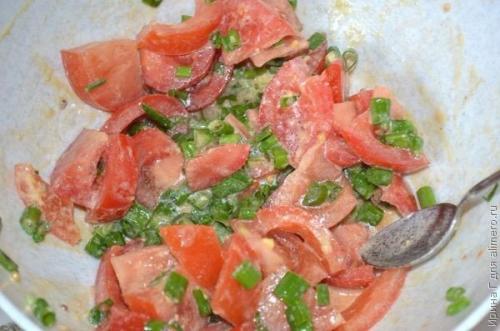 Салат с помидорами, яйцами и зеленым луком. 06