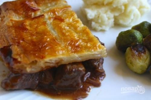 Пирог с мясом из слоеного теста.