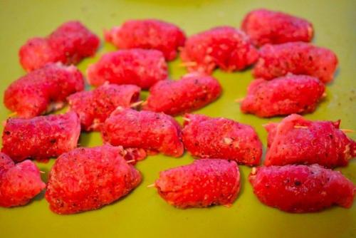 Свиные рулетики с сыром и чесноком. 06