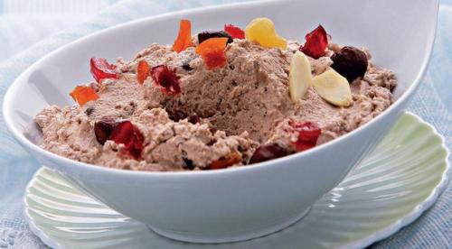 Творожный десерт с шоколадом и цукатами.