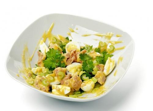 Салат из печени трески и перепелиных яиц.