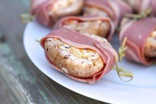 Фаршированные грибы в беконе. 03