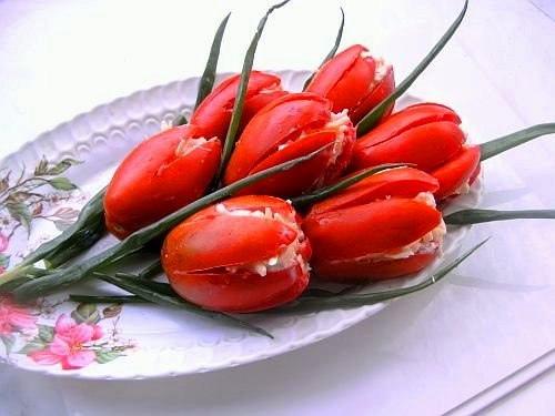 Тюльпаны (фаршированные помидоры).