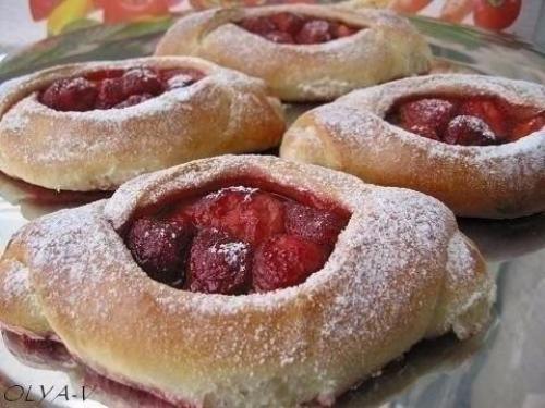 Булочки с клубникой.