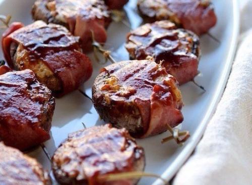 Фаршированные грибы в беконе. 04