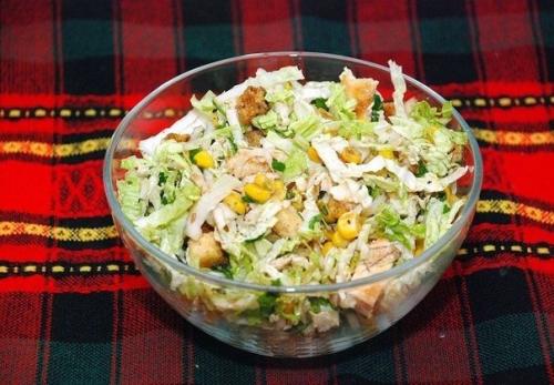 Салат из пекинской капусты.