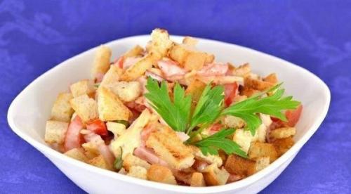 Салат из помидоров с грудинкой, сыром и сухариками. 05