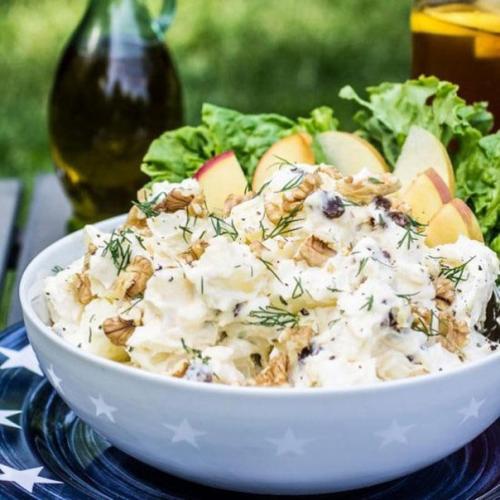 Салат с яблоком, курицей и ананасом.