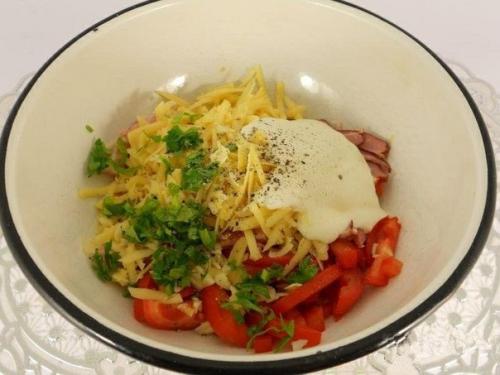 Салат из помидоров с грудинкой, сыром и сухариками. 03