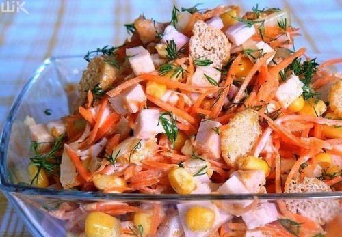Подборка салатов с сухариками: топ - 7 вкуснейших рецептов.