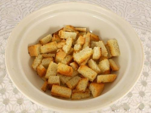 Салат из помидоров с грудинкой, сыром и сухариками. 04