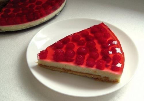 Творожно - малиновый торт.