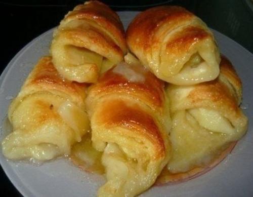 Слойки с яблоками.