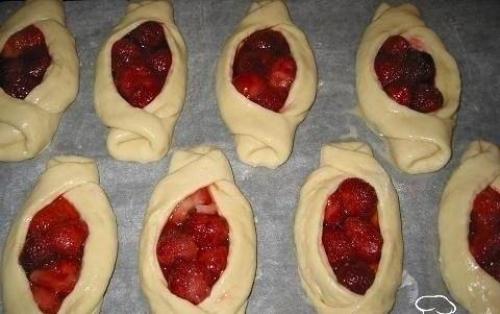 Булочки с клубникой. 05